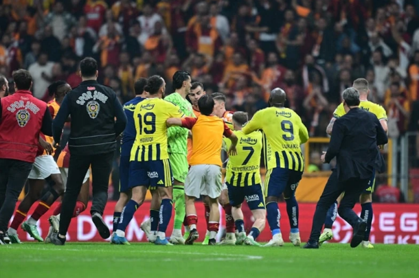 Galatasaray-Fenerbahçe derbisi biter bitmez kavga çıktı - Resim: 3