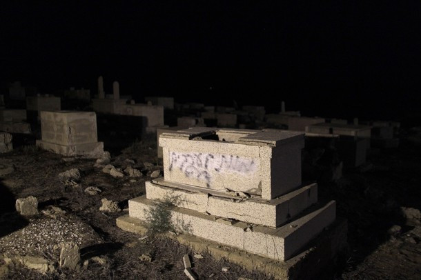 Mezarlara ırkçı sloganlar yazıldı - Resim: 1