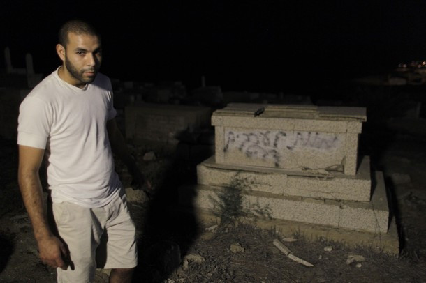 Mezarlara ırkçı sloganlar yazıldı - Resim: 2