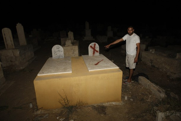 Mezarlara ırkçı sloganlar yazıldı - Resim: 4