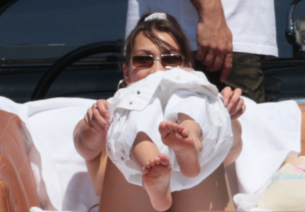 Ünlü modelden tekne turunda cesur pozlar! - Resim: 3