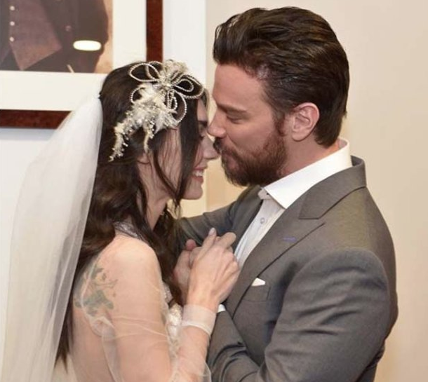 Sinan Akçıl ile Burcu Kıratlı boşanıyor mu eşinin yarı çıplak gelinliğine tepki göstermişti - Resim: 2