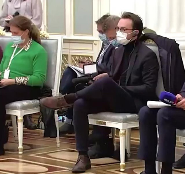 Oturuşuyla dikkat çeken Fransız gazeteci Putin'i kızdırdı - Resim: 0