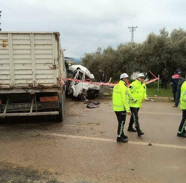 İzmir'de feci kaza şeritten çıkan kamyonet dehşet saçtı - Resim: 1
