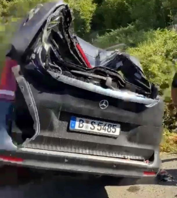 Sakarya'da takla atan araçtan çıktı 'ben öldüm mü?' diye sordu o anlar görüntülendi - Resim: 0