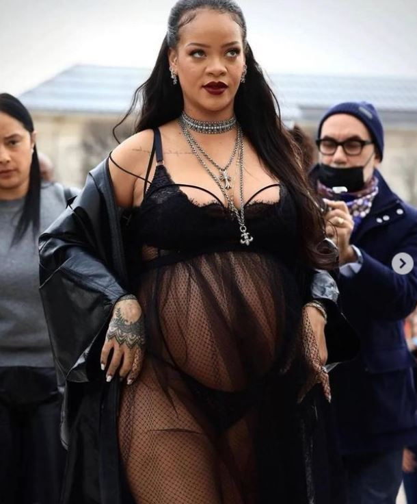 Karnı burnunda hamile Rihanna neredeyse çırılçıplak... Soğukta tül gecelikle cocuk dondu! - Resim: 2