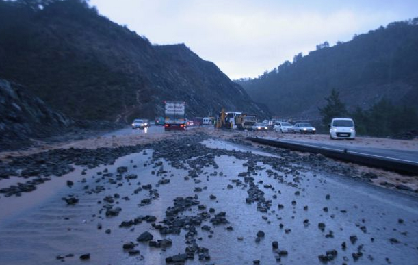 Karayolu sel nedeniyle trafiğe kapandı - Resim: 3