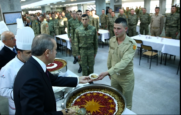 Erdoğan'dan Muhafız Alayı'na aşure ziyafeti... - Resim: 2