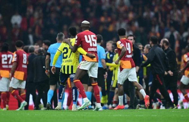 Galatasaray-Fenerbahçe derbisi biter bitmez kavga çıktı - Resim: 4