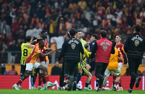 Galatasaray-Fenerbahçe derbisi biter bitmez kavga çıktı - Resim: 1