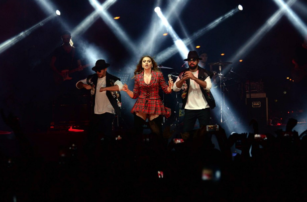 Hadise derin dekoltesiyle yürekleri hoplattı! - Resim: 2