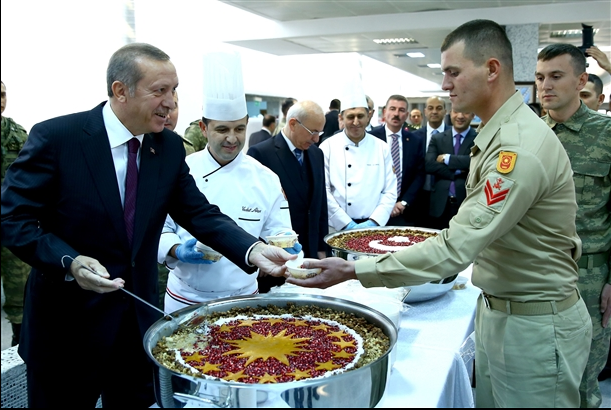 Erdoğan'dan Muhafız Alayı'na aşure ziyafeti... - Resim: 1