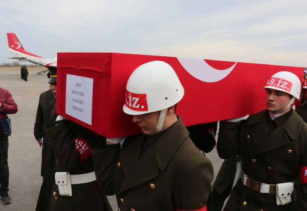 İdlib şehidi Şükrü Elibol memleketine getirildi hamile eşi fenalaştı - Resim: 2