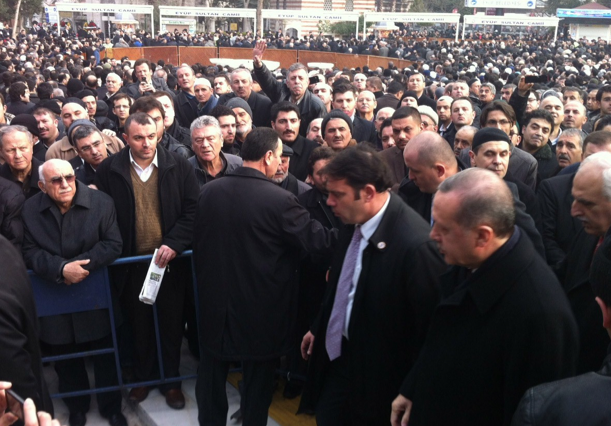 Enver Ören'in cenazesinde insan seli  - Resim: 1