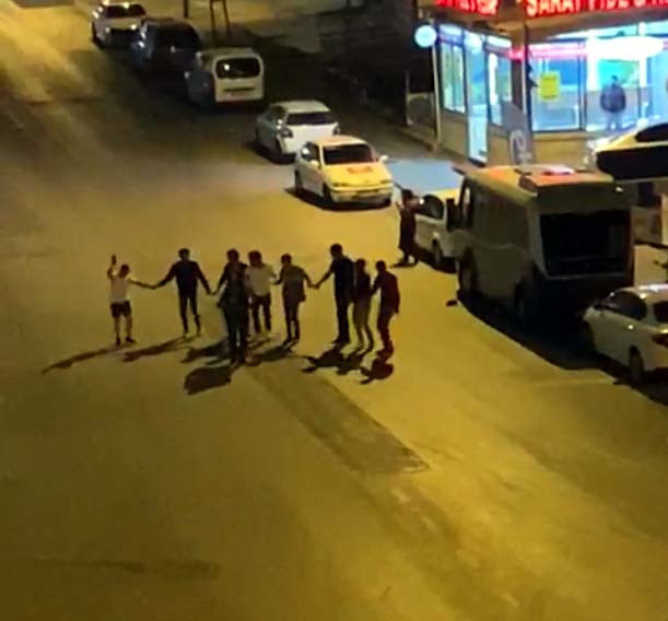 Ankara'da davul eşliğinde halay çeken 8 kişiye 12 bin 600 lira ceza - Resim: 0
