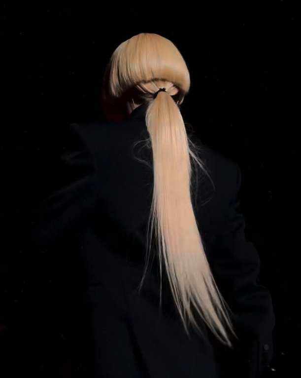 Sahnedeki cesur tarzıyla bilinen Gülşen bu defa bambaşka! O kıyafet herkesi dumura uğrattı - Resim: 4