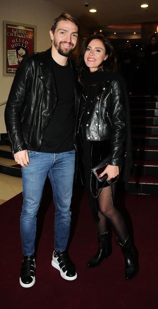 Eşini kuaförde bile yalnız bırakmıyor - Resim: 2