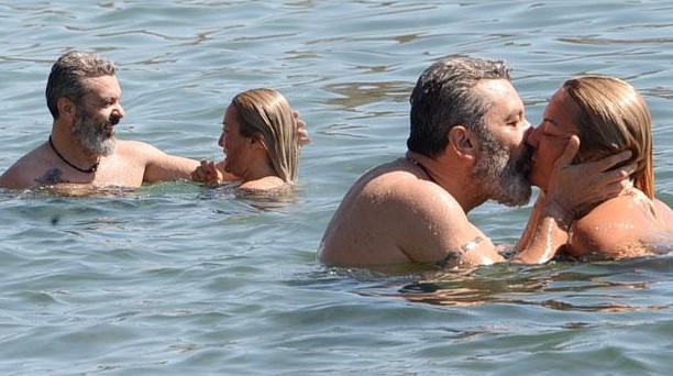 Yok böyle romantizm, denizde aşka geldiler  - Resim: 1