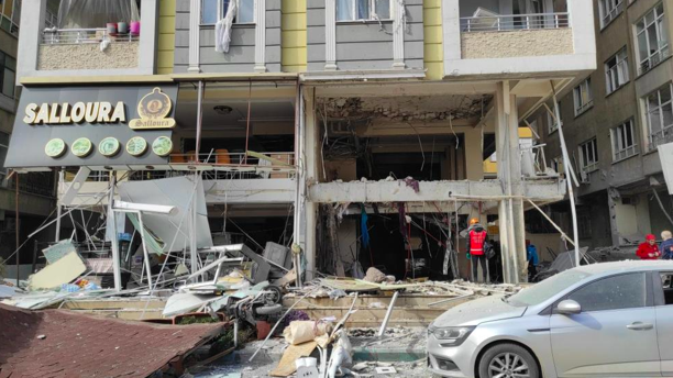 Şanlıurfa'da 7 katlı binada doğalgaz patlaması! 2 ölü 8 yaralı var - Resim: 1