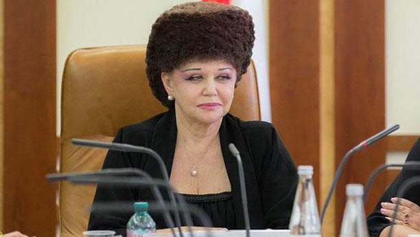 Gördüğünüz bu kadın tamamen gerçek hem de mecliste! - Resim: 1