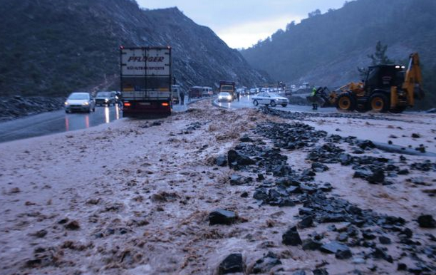 Karayolu sel nedeniyle trafiğe kapandı - Resim: 4
