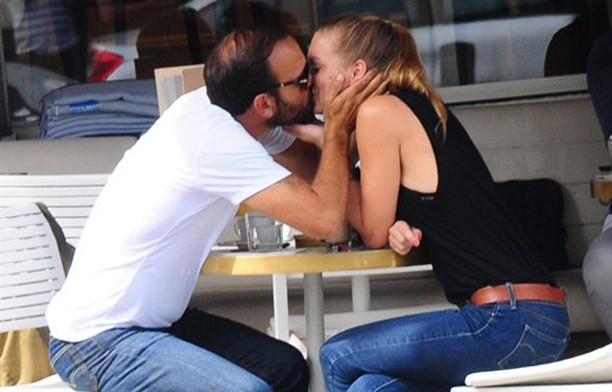 Ünlü oyuncu fena yakalandı! Öpmelere doyamadı - Resim: 1