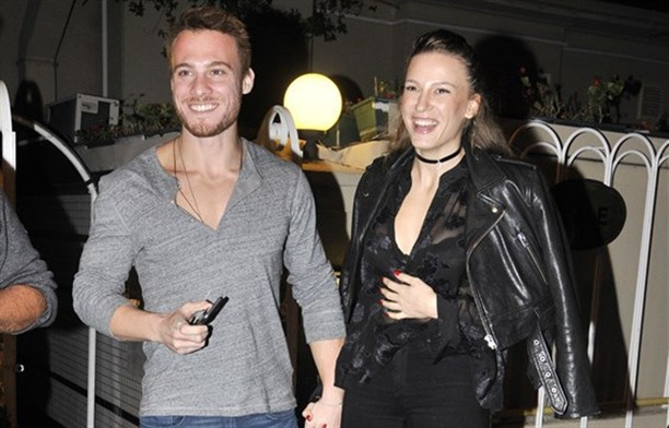 Ayrıldıkları iddia ediliyordu... El ele cevap verdiler! - Resim: 1