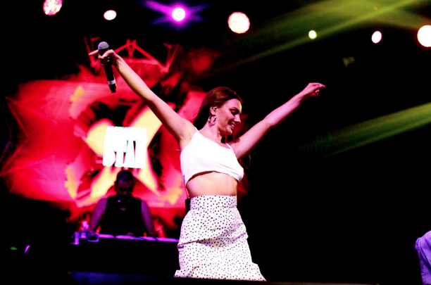 Türkiye'ye geldi sahneye sütyensiz çıktı! - Resim: 4