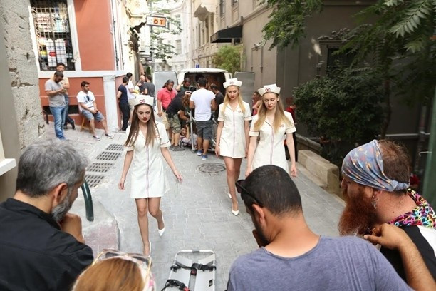 Murat Boz hemşireleri görünce bayıldı! - Resim: 2