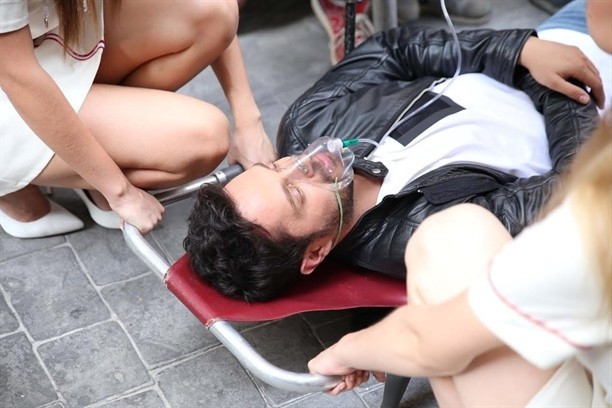 Murat Boz hemşireleri görünce bayıldı! - Resim: 4