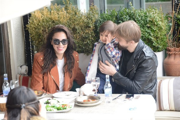 Eşini kuaförde bile yalnız bırakmıyor - Resim: 3