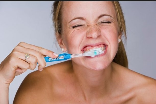 Diş fırçalarken bunu yapmayın - Resim: 1