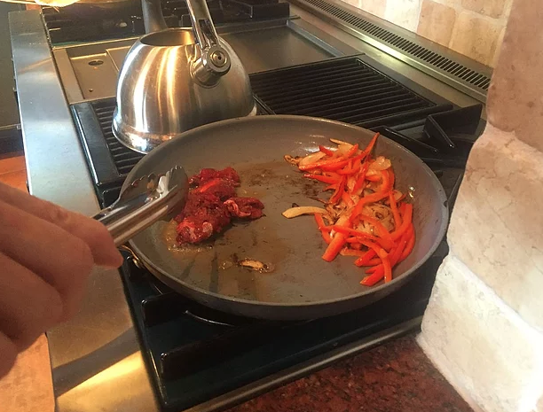 Kazada kopan bacağını pişirip yedi arkadaşlarına ziyafet verdi! - Resim: 4