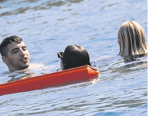 Aleyna Tilki'nin bu sefer yanında sevgilisi de var! Cesur bikinilere devam - Resim: 3