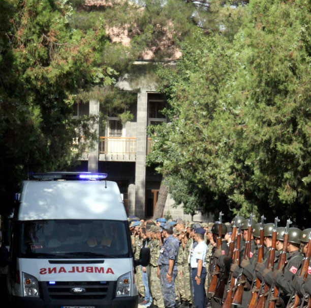 İzmir şehidini gözyaşlarıyla uğurladı! - Resim: 1