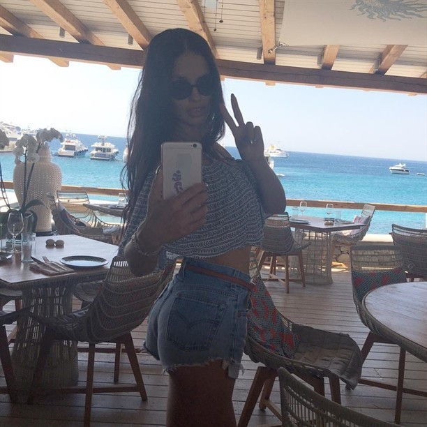 Adriana Lima tatile çıktı paylaştığı kare salladı - Resim: 2