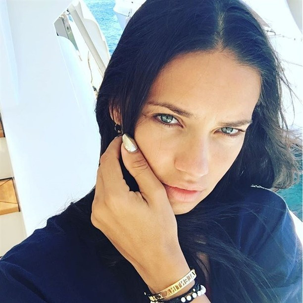 Adriana Lima tatile çıktı paylaştığı kare salladı - Resim: 4