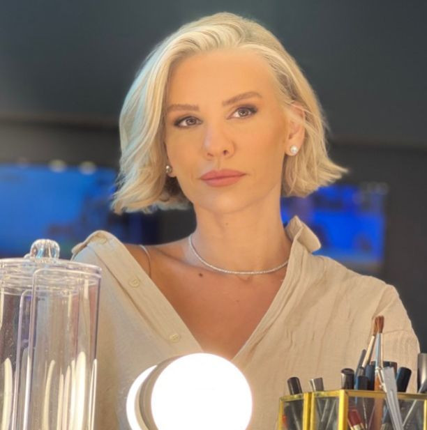 Esra Erol havuz başında mini şortlu poz verdi eşi Ali Özbir öyle bir şey yazdı ki... - Resim: 1