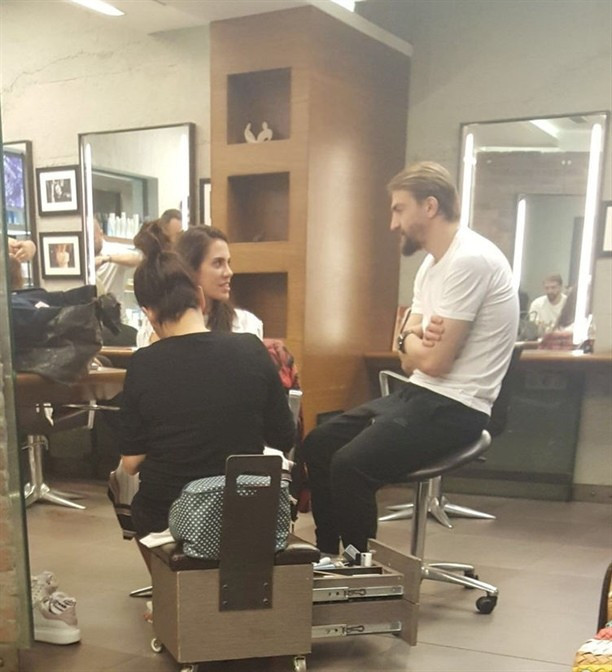 Eşini kuaförde bile yalnız bırakmıyor - Resim: 1