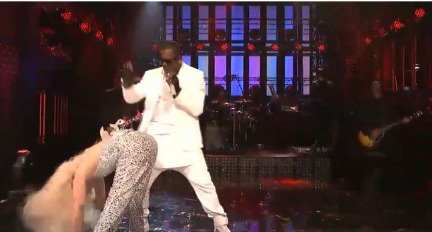 Lady Gaga canlı yayında sahnede sevişti - Resim: 2