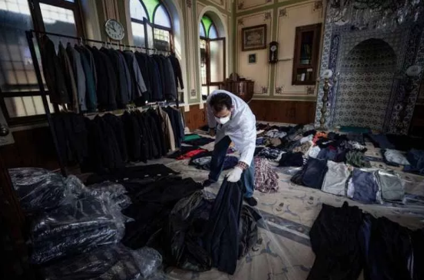 Taksim'de Selime Hatun Camii'nin imamı caminin kapılarını kimsesizlere açtı - Resim: 2