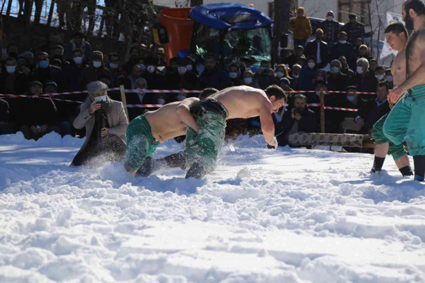Artvin’de, pehlivanlar kar üstünde kozlarını paylaştı - Resim: 0
