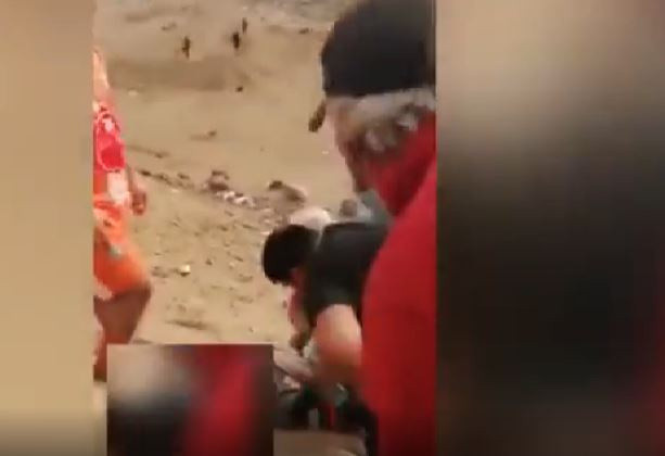 Akılalmaz olay! Kırmızı kart gösteren hakemi uçurumdan aşağı attılar - Resim: 1