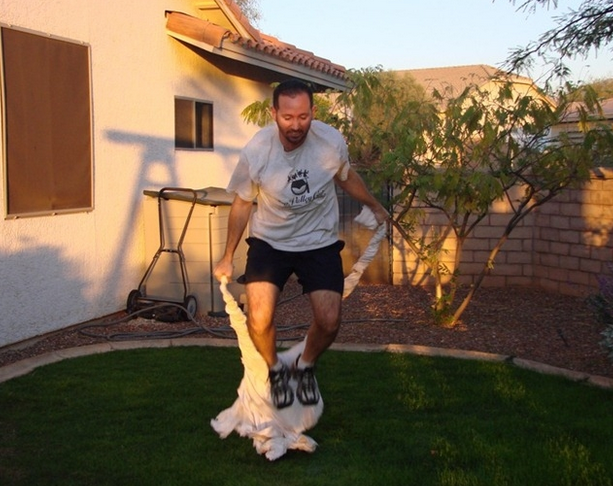 Eski karısının gelinliğine yapmadığını bırakmadı - Resim: 4