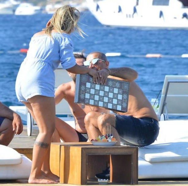 Cengiz İmren tavlada yenildi asistanını önce kucakladı sonra da...  - Resim: 2