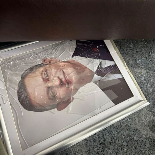 CHP genel merkezinden Özgür Özel'in fotoğrafı ve adı kaldırıldı - Resim: 1