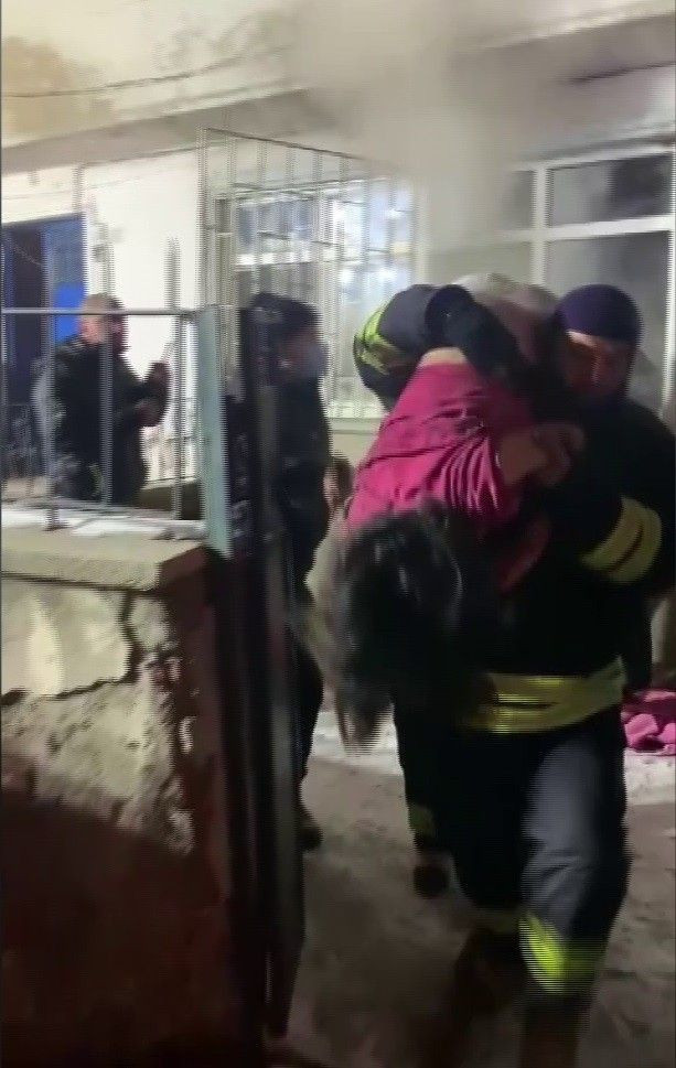 Erzurum'da Afgan aileyi alevlerin içinden kurtardı! Olay yerinde kalp krizi geçirdi: Sabah işe başlarken - Resim: 2