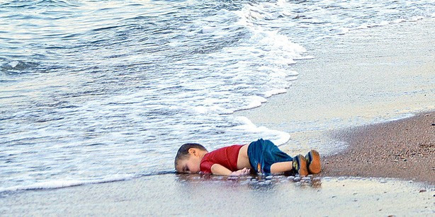 Davutoğlu Aylan Kurdi'nin babasına bakın ne vermiş! - Resim: 3