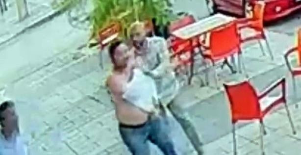 Arkadaşları ile çay içerken dehşeti yaşadı, bir anda yerinden sıçradı: Bir şey ısırdı sandım - Resim: 3