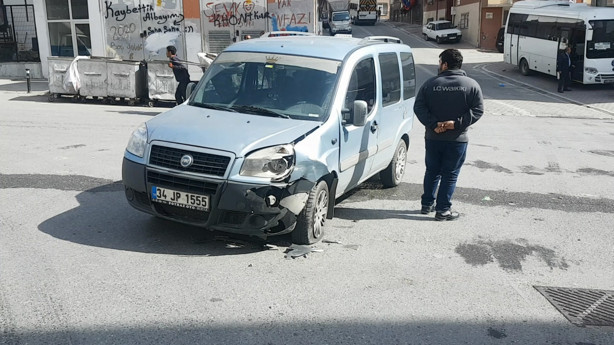 Esenyurt'ta aracına aldığı otostopçu otomobilini çaldı o anlar kameraya yansıdı - Resim: 0